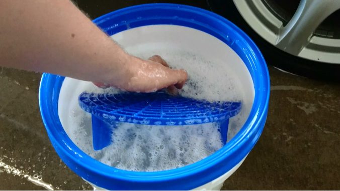 befüllter Eimer mit Gridguard Wasser und ValetPRO Auto Shampoo