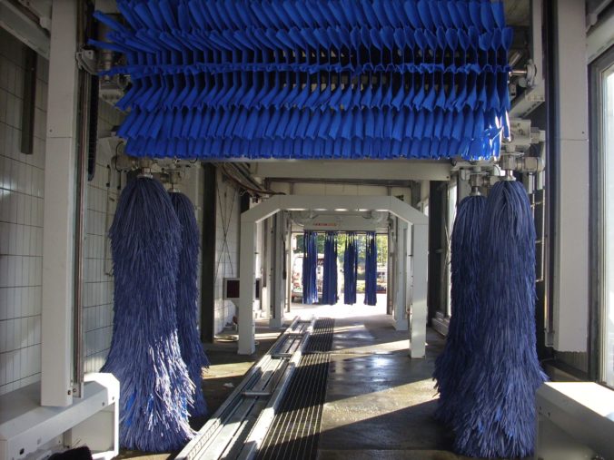 Klassische Waschstrasse mit verschiedenen Bürsten